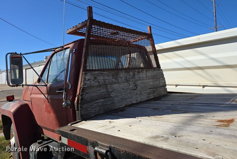 image for item DO5480 1984 Ford F700 flatbed truck