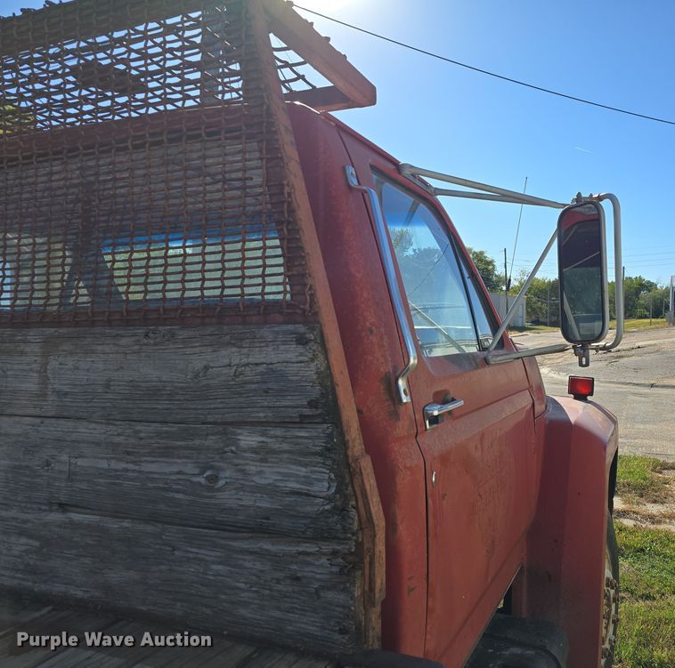 image for item DO5480 1984 Ford F700 flatbed truck
