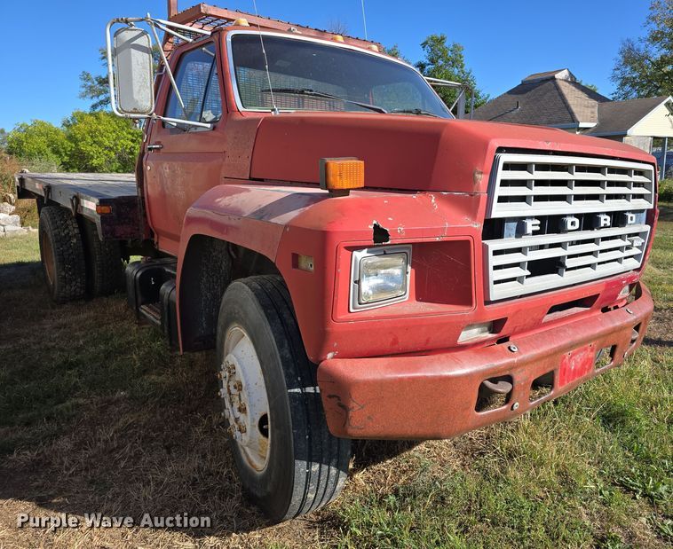 image for item DO5480 1984 Ford F700 flatbed truck