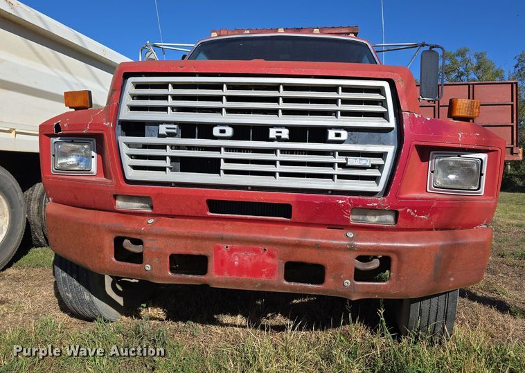 image for item DO5480 1984 Ford F700 flatbed truck
