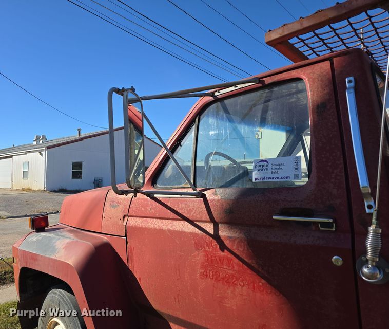 image for item DO5480 1984 Ford F700 flatbed truck