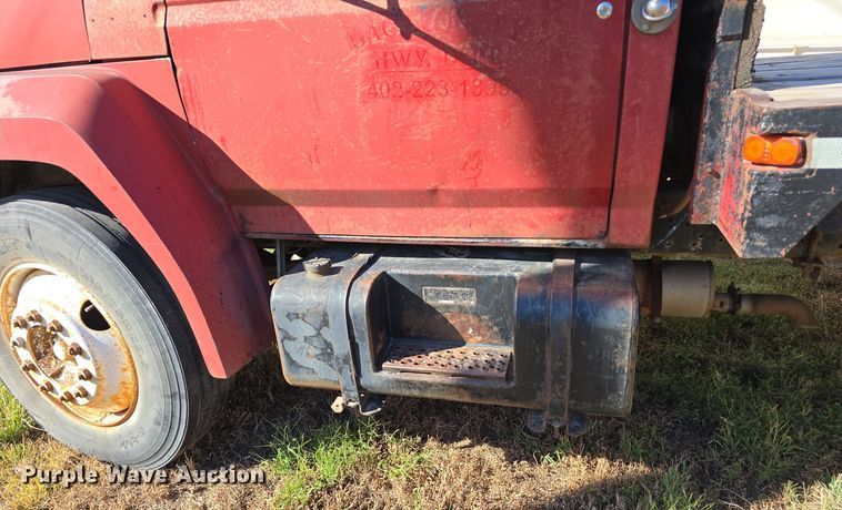 image for item DO5480 1984 Ford F700 flatbed truck