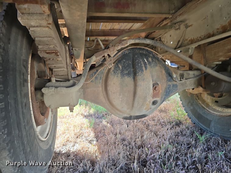 image for item DO5480 1984 Ford F700 flatbed truck