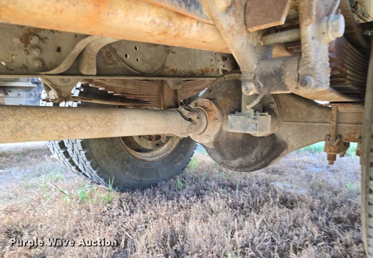 image for item DO5480 1984 Ford F700 flatbed truck