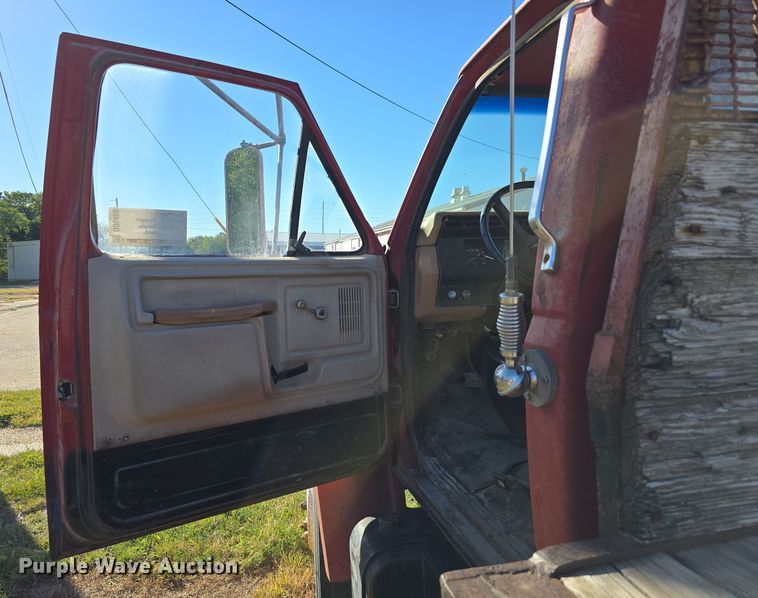image for item DO5480 1984 Ford F700 flatbed truck