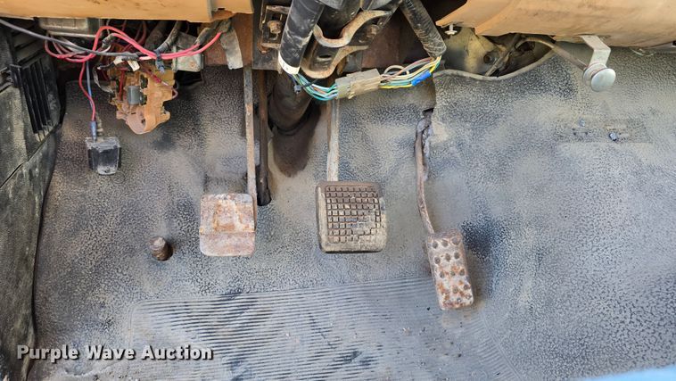 image for item DO5480 1984 Ford F700 flatbed truck