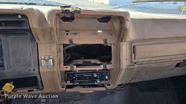 image for item DO5480 1984 Ford F700 flatbed truck