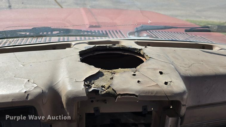 image for item DO5480 1984 Ford F700 flatbed truck