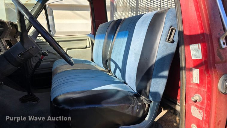 image for item DO5480 1984 Ford F700 flatbed truck