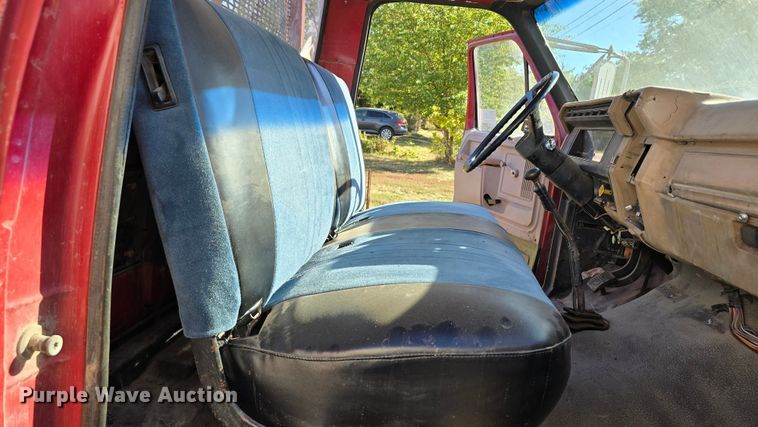 image for item DO5480 1984 Ford F700 flatbed truck