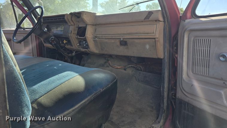 image for item DO5480 1984 Ford F700 flatbed truck