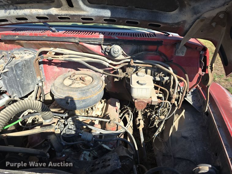 image for item DO5480 1984 Ford F700 flatbed truck