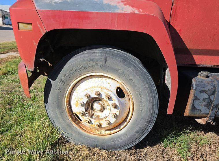 image for item DO5480 1984 Ford F700 flatbed truck