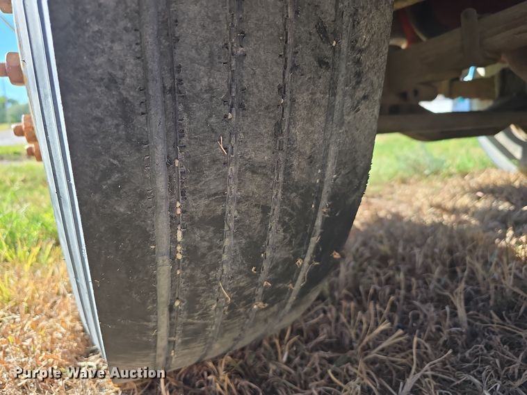 image for item DO5480 1984 Ford F700 flatbed truck