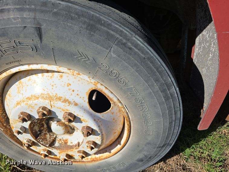 image for item DO5480 1984 Ford F700 flatbed truck