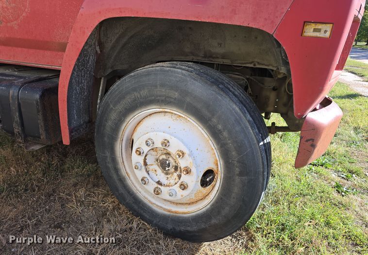 image for item DO5480 1984 Ford F700 flatbed truck