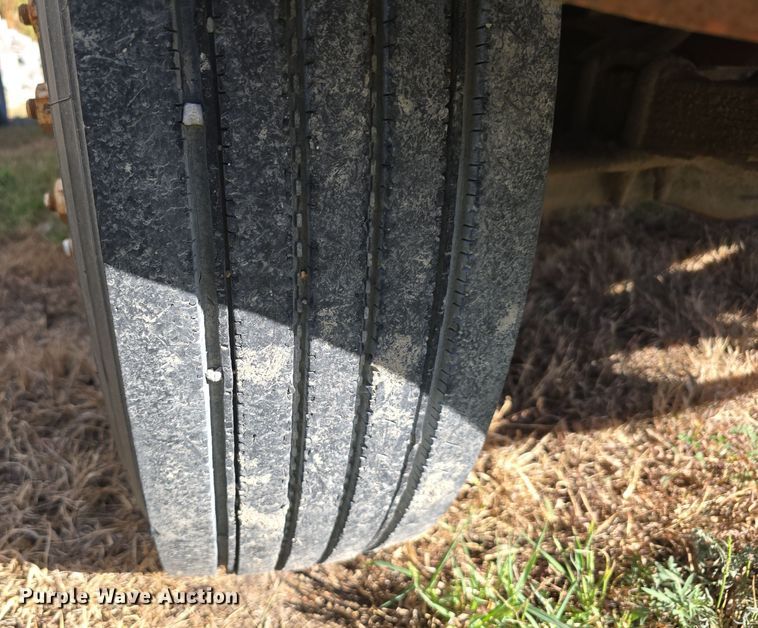 image for item DO5480 1984 Ford F700 flatbed truck