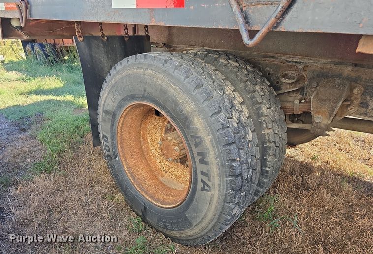 image for item DO5480 1984 Ford F700 flatbed truck