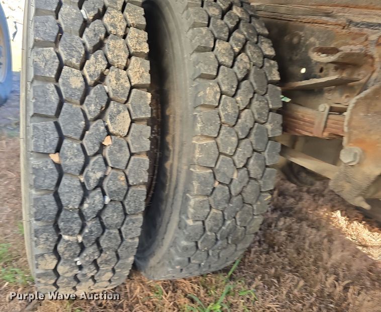 image for item DO5480 1984 Ford F700 flatbed truck