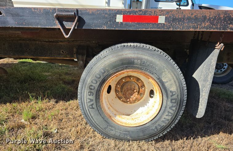 image for item DO5480 1984 Ford F700 flatbed truck