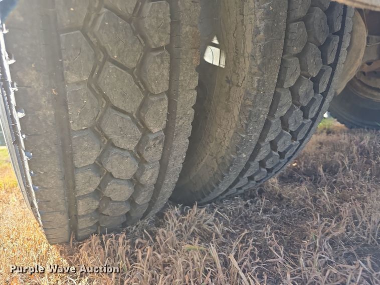 image for item DO5480 1984 Ford F700 flatbed truck