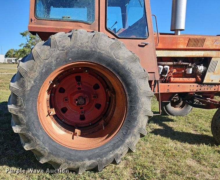 image for item DO5486 1973 International Harvester Farmall 1066 tractor