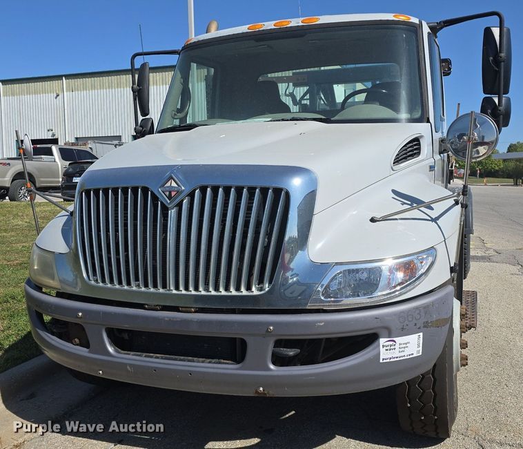 image for item DO7704 2009 International Dura Star 4300  dumpster carrier truck