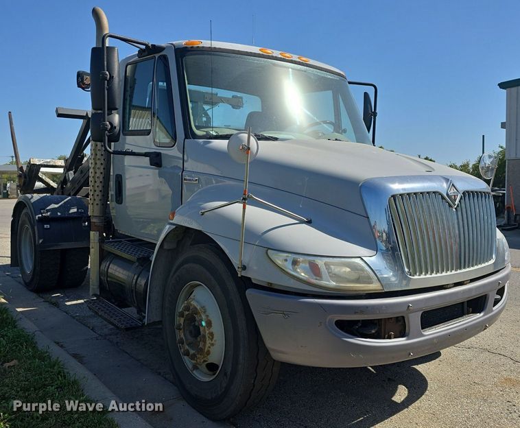 image for item DO7704 2009 International Dura Star 4300  dumpster carrier truck