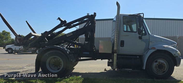 image for item DO7704 2009 International Dura Star 4300  dumpster carrier truck