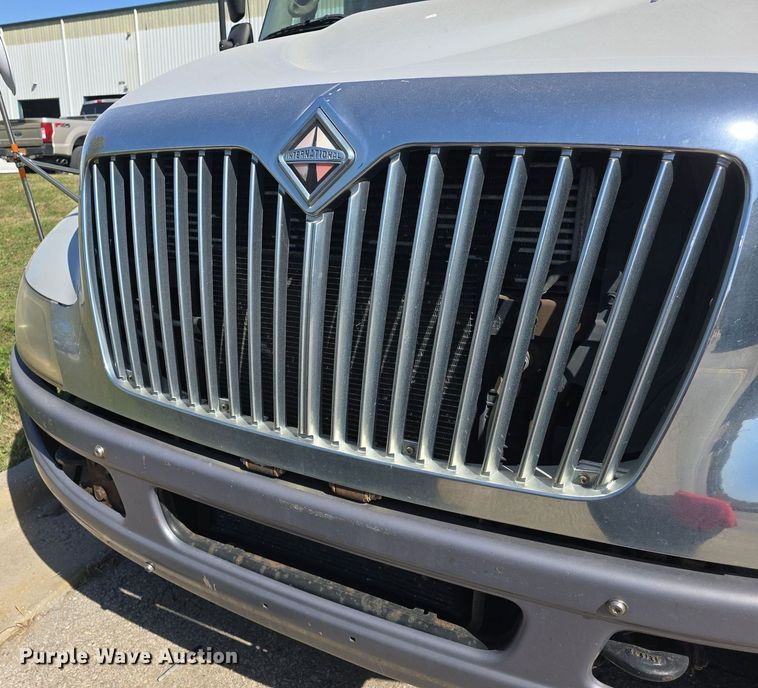 image for item DO7704 2009 International Dura Star 4300  dumpster carrier truck