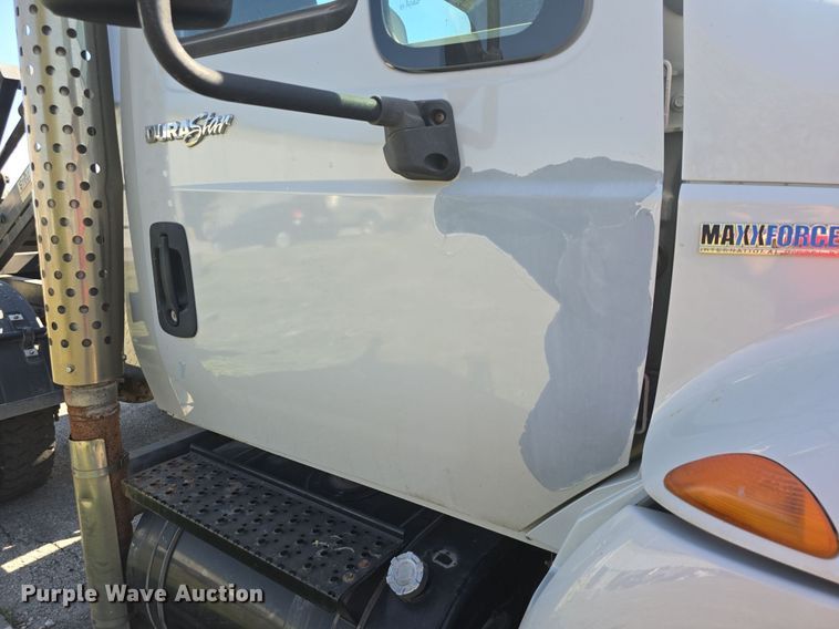 image for item DO7704 2009 International Dura Star 4300  dumpster carrier truck