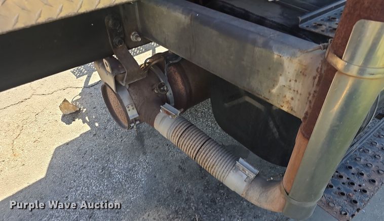 image for item DO7704 2009 International Dura Star 4300  dumpster carrier truck