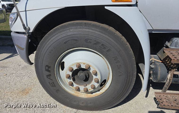 image for item DO7704 2009 International Dura Star 4300  dumpster carrier truck