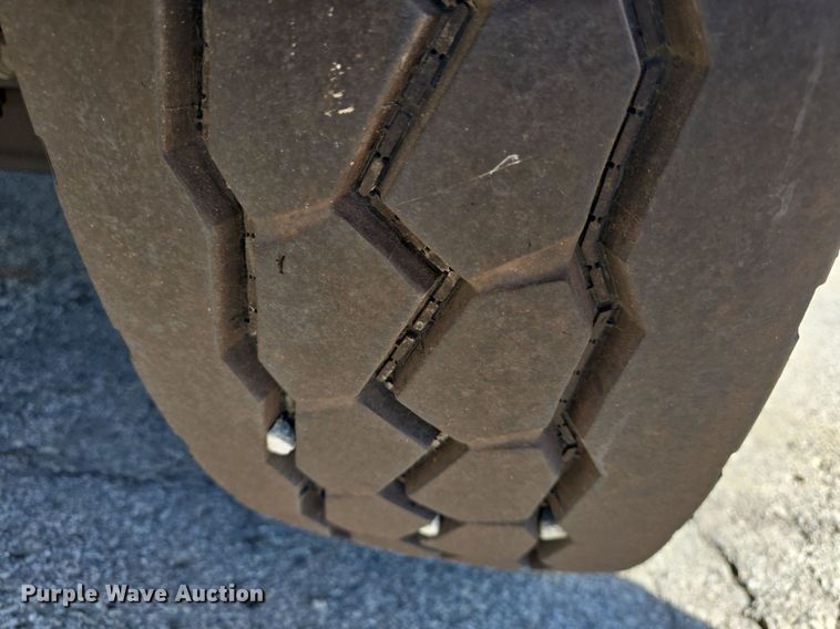 image for item DO7704 2009 International Dura Star 4300  dumpster carrier truck