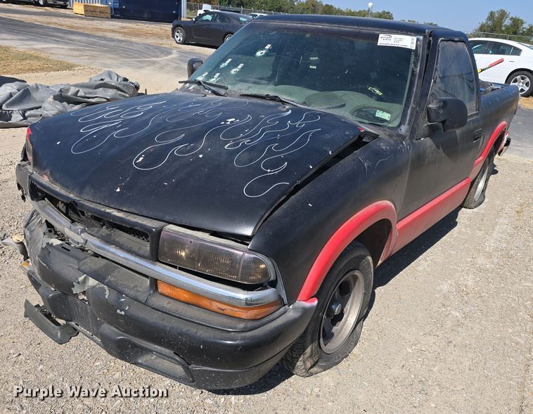 1998 Chevrolet S10 pickup truck in Topeka, KS Item DO7707 for sale