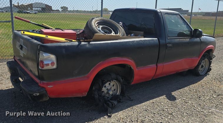 image for item DO7707 1998 Chevrolet S10 pickup truck