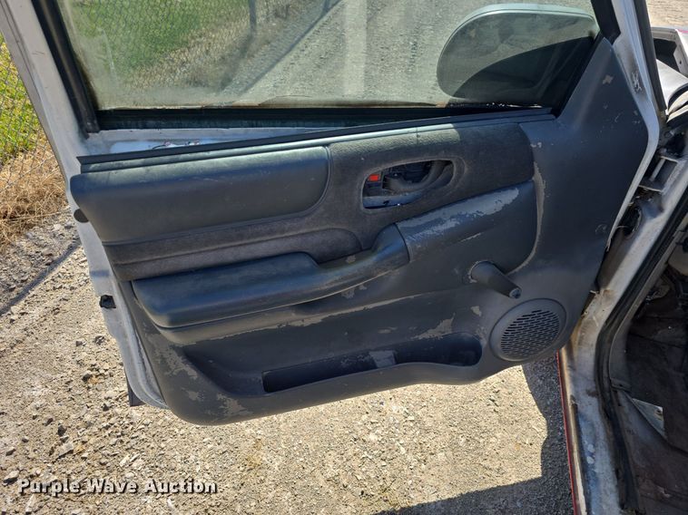 image for item DO7707 1998 Chevrolet S10 pickup truck