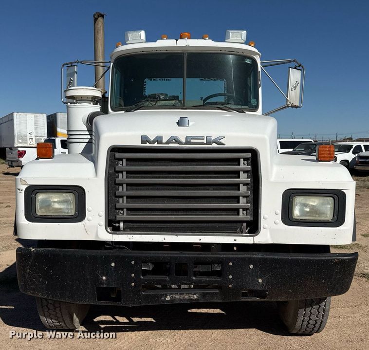 image for item DP0017 2001 Mack RD688S truck cab and chassis