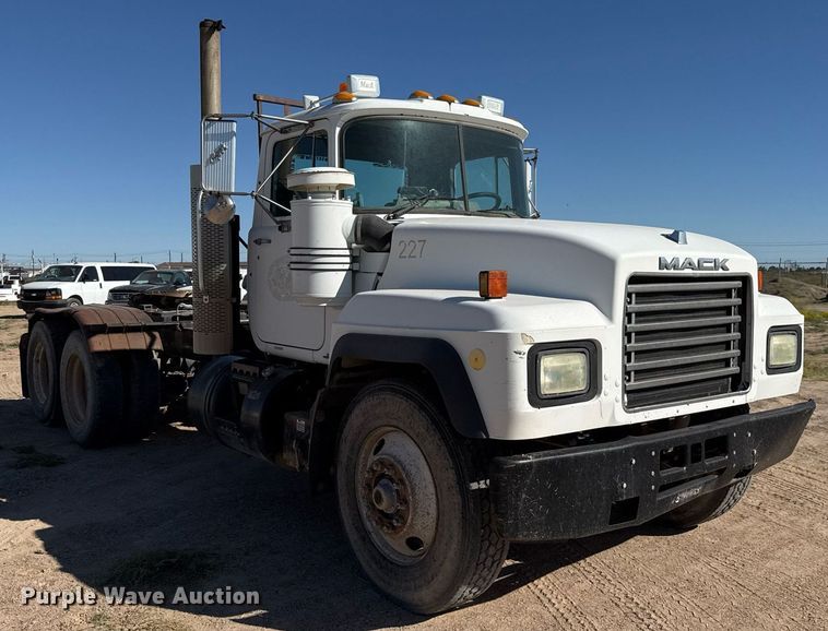 image for item DP0017 2001 Mack RD688S truck cab and chassis