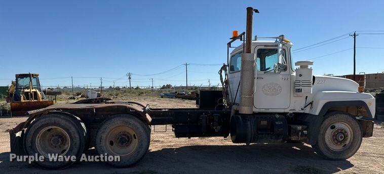 image for item DP0017 2001 Mack RD688S truck cab and chassis