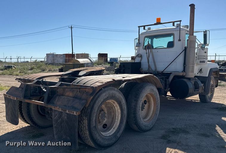 image for item DP0017 2001 Mack RD688S truck cab and chassis