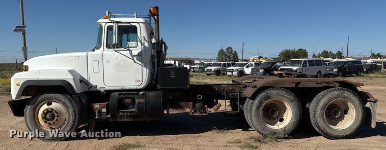 image for item DP0017 2001 Mack RD688S truck cab and chassis