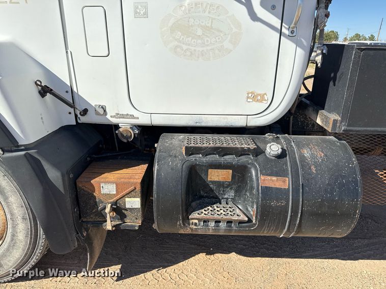 image for item DP0017 2001 Mack RD688S truck cab and chassis