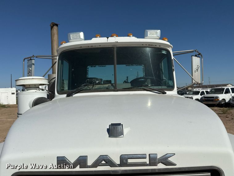 image for item DP0017 2001 Mack RD688S truck cab and chassis