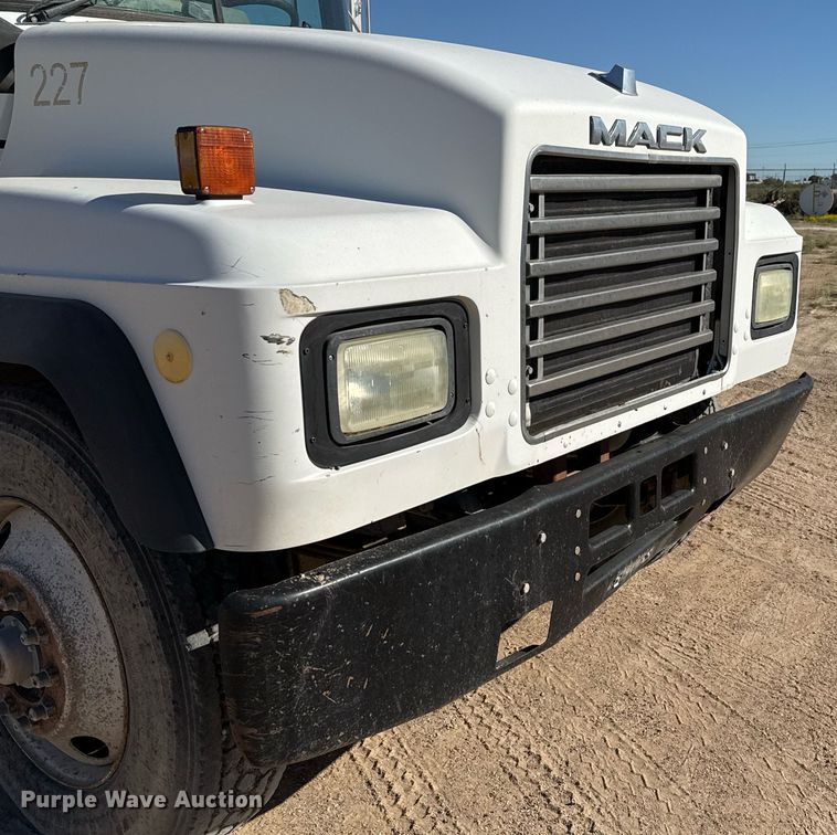 image for item DP0017 2001 Mack RD688S truck cab and chassis