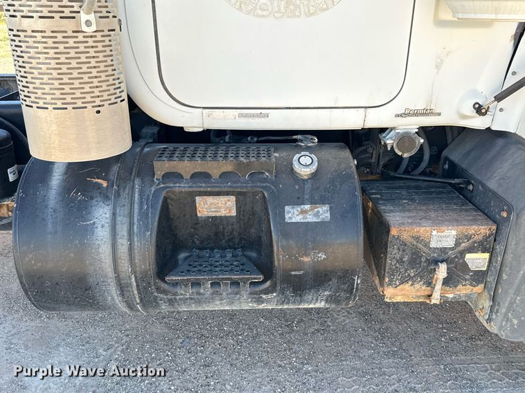 image for item DP0017 2001 Mack RD688S truck cab and chassis