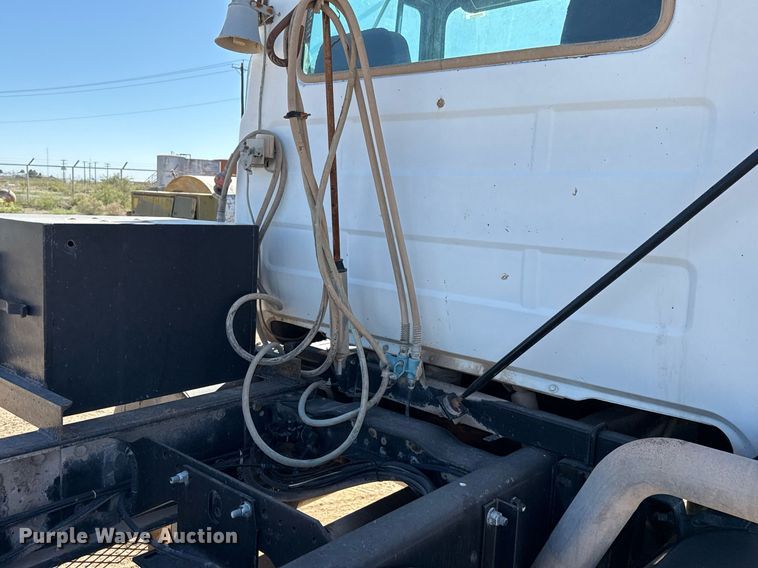 image for item DP0017 2001 Mack RD688S truck cab and chassis