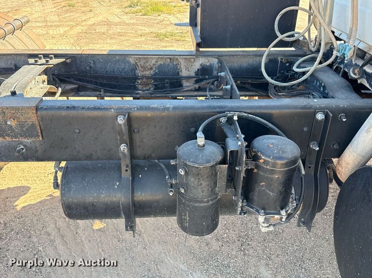 image for item DP0017 2001 Mack RD688S truck cab and chassis