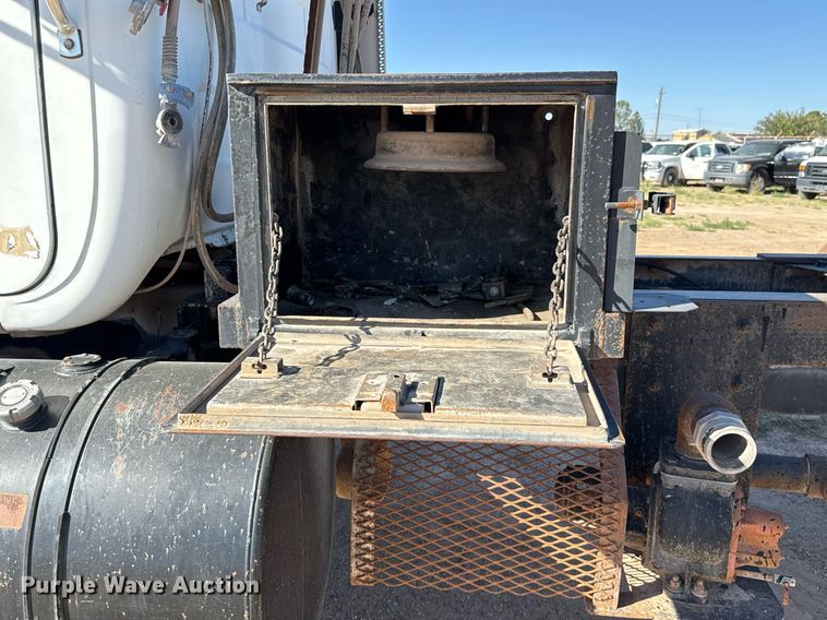 image for item DP0017 2001 Mack RD688S truck cab and chassis