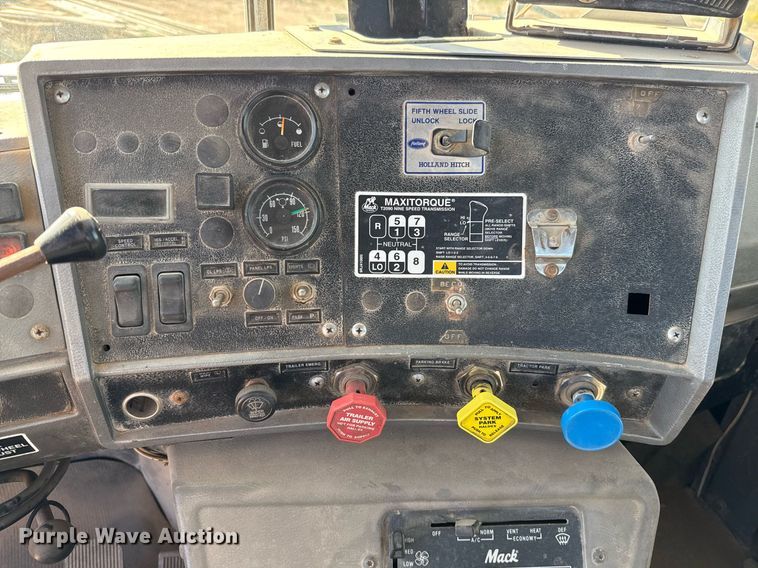 image for item DP0017 2001 Mack RD688S truck cab and chassis